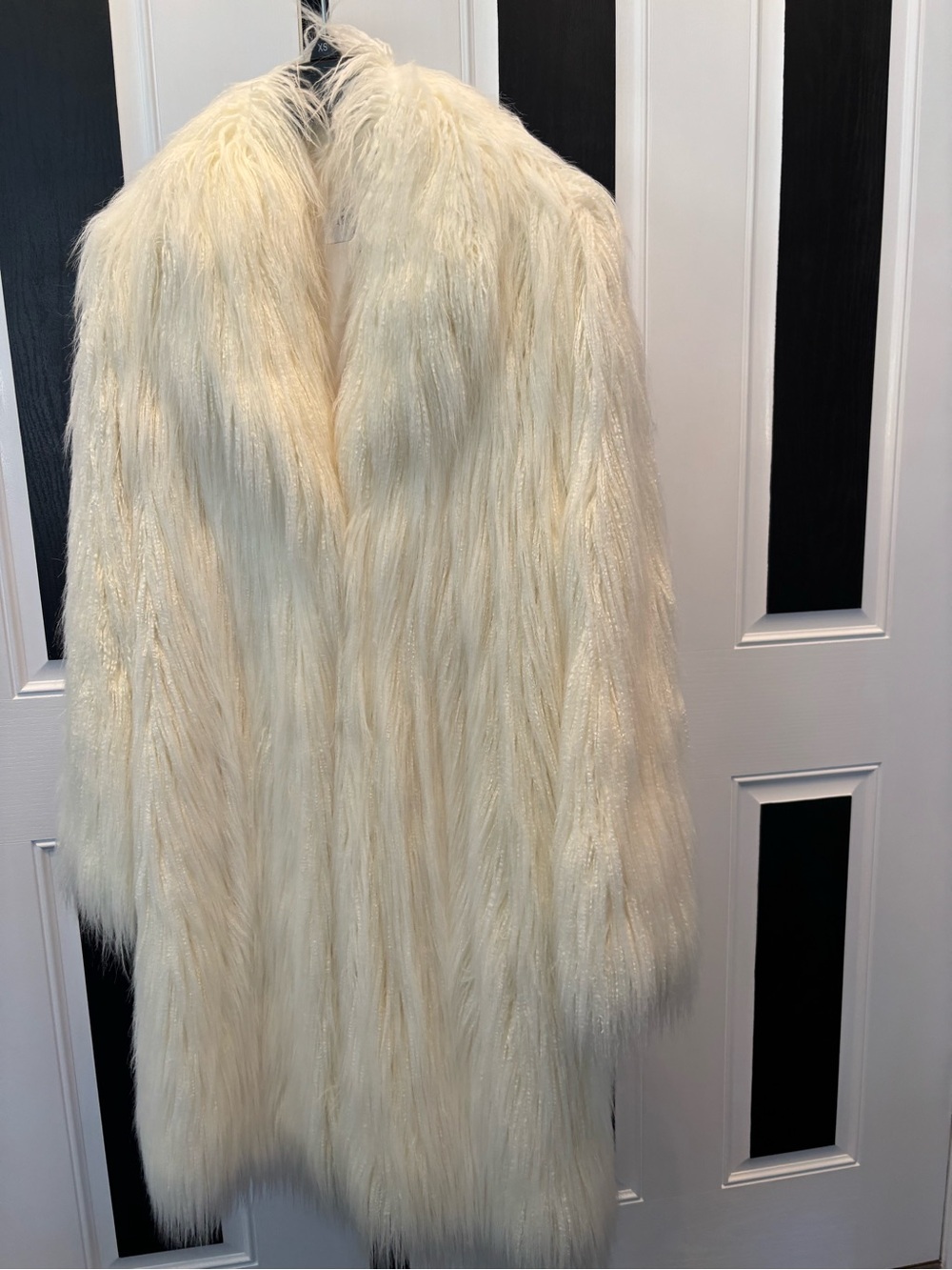 DRAMATIC IVORY FAUX FUR COAT. LONG SHAGGY AND ELONGATED SILHOUETTE NWT XS $275.